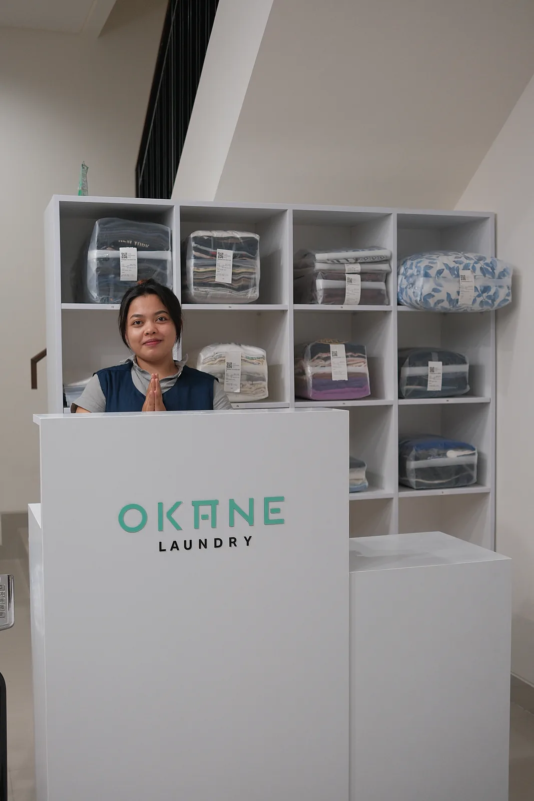 Resepsionis Okane Laundry menyambut pelanggan di outlet laundry Gading Serpong